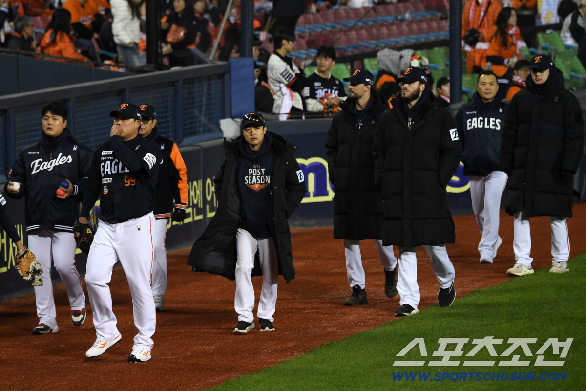 '충격에 빠진 류현진과 한화' 19년 만에 오른 한국시리즈 무대 7실점 …