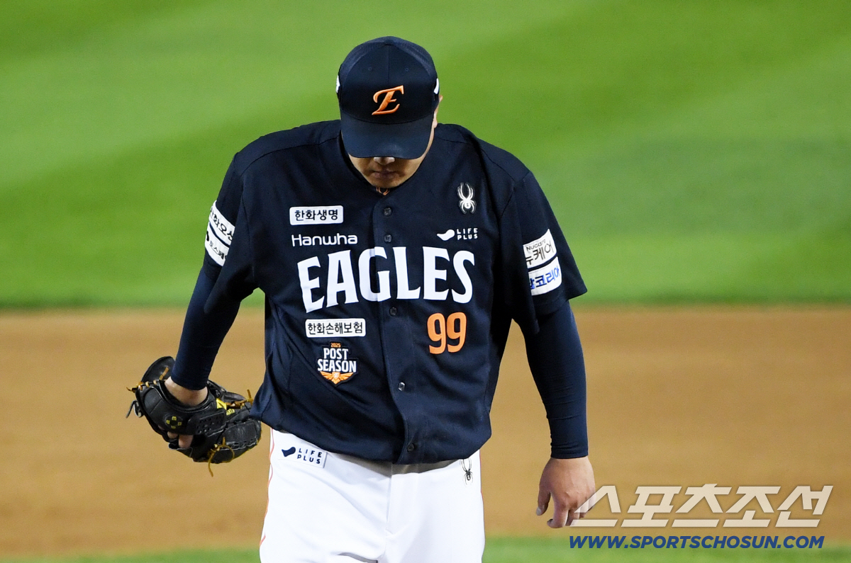 '충격에 빠진 류현진과 한화' 19년 만에 오른 한국시리즈 무대 7실점 …