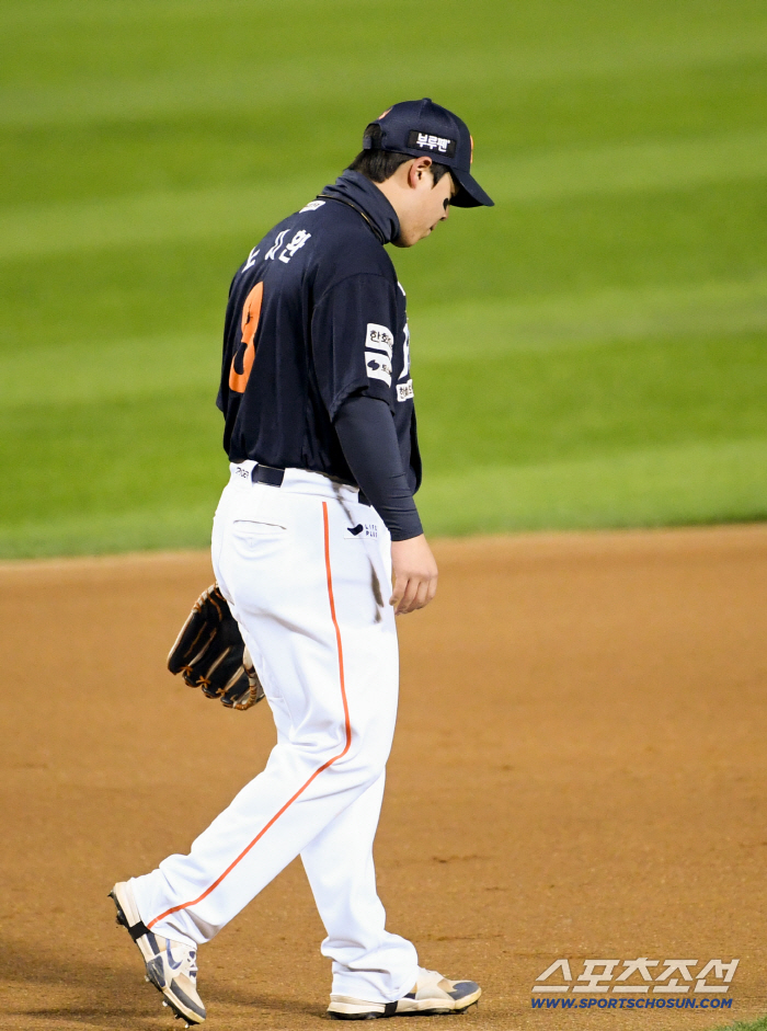 "코멘트 안하고 싶다" 박동원 희생번트와 노시환 송구미스, 2패보다 아팠던 '간절함'의 차이