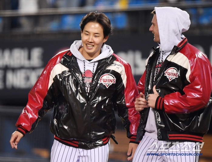 웃으며 퇴근한 임찬규 '울트라 메가 트윈스포 고맙다' [잠실 현장]