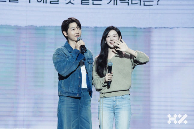 ‘스테이 해피’ 송중기, 단독 팬미팅 성료…김지원 깜짝 등장에 감동 물결