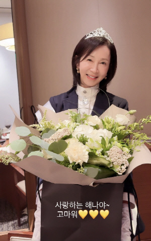 '유동근♥' 전인화, '60살 환갑' 안 믿기는 방부제 미모..왕관쓰고 생일 자축