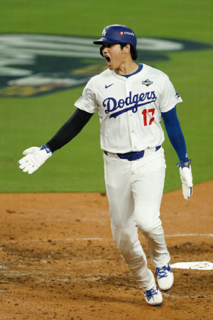 '사람이 아니다' 오타니 미쳤다...7회 극적 동점포, WS 한 경기 멀티 홈런 '대폭발'