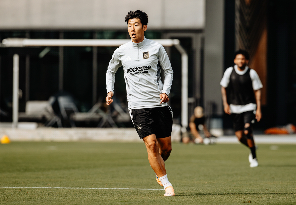 메시도 손흥민 발 아래! 'MLS 올해의 골' 선정→LAFC 오자마자 '…