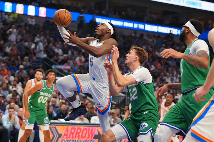 2득점 수모+어깨부상+승부처 제외. 댈러스 대형 신인 쿠퍼 플래그의 시련은 계속된다