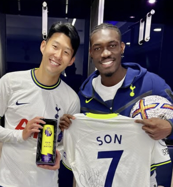 英 단독 보도! 헤어질 때가 됐다...손흥민 끌어안고 '눈물 펑펑', 이…