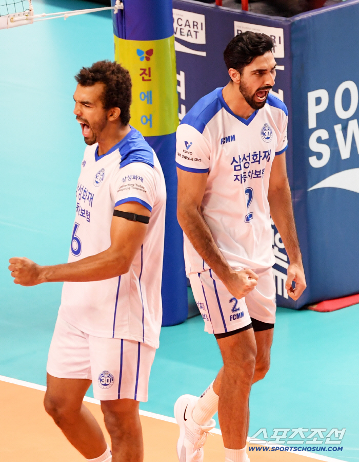 '대이변 1위 완파' 친정 폭격한 외국인 에이스…삼성화재, 우리카드 꺾고 시즌 첫 승[장충 리뷰]