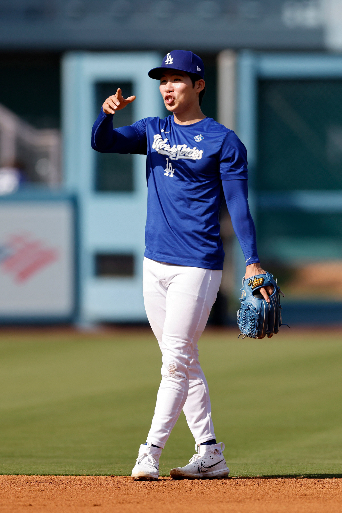 로버츠 감독이 욕 먹으며 밀어줬는데, 또 '5빵'...이제 8푼 타자, …