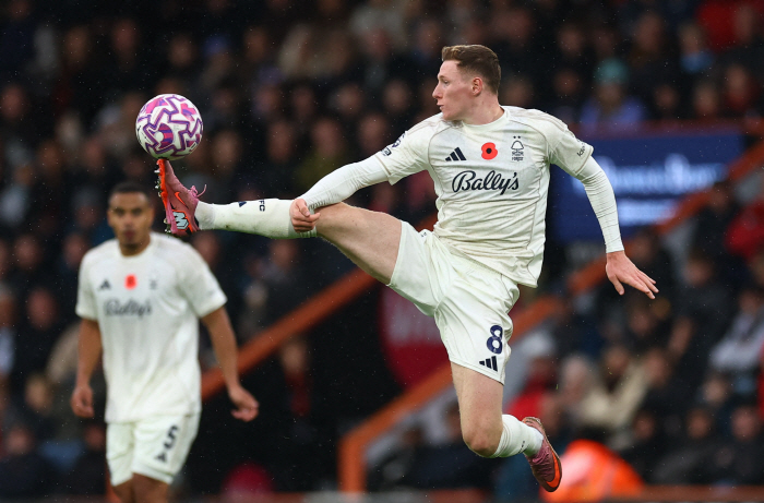 레알-맨유-맨시티-첼시 구애 받는 '英대표 MF' 몸값 나왔다...노팅엄, 이적료 2300억원 책정