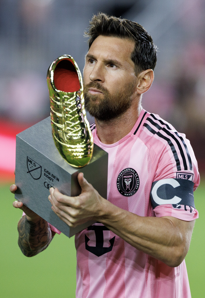 "난 완벽한 선수"라고 말한 호날두와는 다르다! "당신은 GOAT"라는 말에 메시의 대답은?