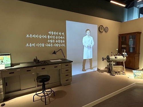 (서울=연합뉴스) 김예나 기자 = 지난 28일 공개된 국립중앙박물관 보존과학센터 1층 전시실 모습. 옛 보존처리실을 재현한 '보존과학자의 방'에서 초기 연구자인 고(故) 이상수 전 국립중앙박물관 보존과학실장의 생전 모습을 인공지능(AI)으로 복원한 영상이 나오고 있다. 2025.10.29 yes@yna.co.kr