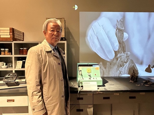 (서울=연합뉴스) 김예나 기자 = 한국 문화유산 보존과학 분야를 개척한 이오희 한국문화유산보존과학회 명예회장이 지난 28일 서울 용산구 국립중앙박물관 보존과학센터 전시실에서 연합뉴스와 인터뷰하고 있다. 2025.10.29 yes@yna.co.kr