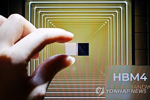 (서울=연합뉴스) 임화영 기자 = 22일 서울 강남구 코엑스에서 열린 '반도체대전(SEDEX) 2025'에 마련된 SK하이닉스 부스에 6세대 고대역폭 메모리인 HBM4 실물이 전시돼있다. 2025.10.22 hwayoung7@yna.co.kr