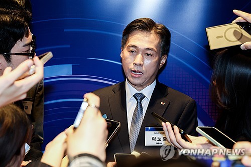 (서울=연합뉴스) 임화영 기자 = 곽노정 SK하이닉스 대표이사가 22일 서울 강남구 그랜드 인터컨티넨탈 서울 파르나스에서 열린 '제18회 반도체의 날 기념식'에 참석하기 앞서 취재진의 질문에 답하고 있다. 2025.10.22 hwayoung7@yna.co.kr