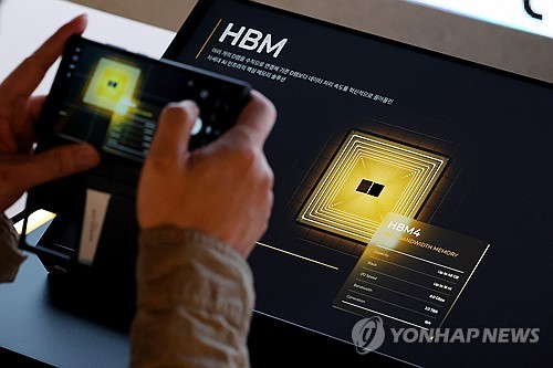 (서울=연합뉴스) 임화영 기자 = 22일 서울 강남구 코엑스에서 열린 '반도체대전(SEDEX) 2025'에 마련된 SK하이닉스 부스에 6세대 고대역폭 메모리인 HBM4 실물이 전시돼있다. 2025.10.22 hwayoung7@yna.co.kr