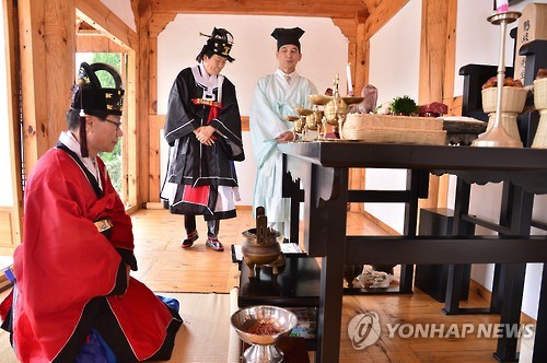 (울산=연합뉴스) 장영은 기자 = 충숙공 이예(李藝·1373∼1445) 선생 추계향사(초가을에 종묘와 사직에 지내는 제사)가 21일 울산시 울주군 웅촌면 석천리 석계서원에서 학성이씨 대종회와 지역 유림 등이 참석한 가운데 신장열 울주군수가 초헌관으로 제례를 봉행하고 있다. 2015.10.21 > young@yna.co.kr