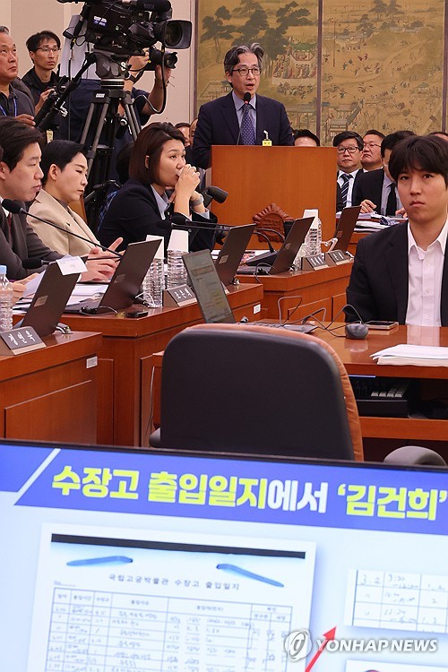 (서울=연합뉴스) 김주성 기자 = 정용재 국립고궁박물관장이 29일 서울 여의도 국회에서 열린 문화체육관광위원회의 문화체육관광부 및 산하기관에 대한 종합감사에서 김건희 여사의 고궁박물관 수장고 방문 논란과 관련한 질의에 답하고 있다. 2025.10.29 utzza@yna.co.kr