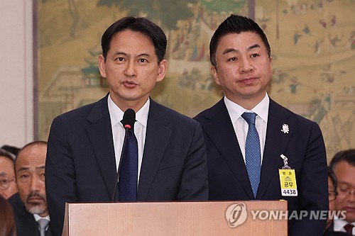(서울=연합뉴스) 김주성 기자 = 황성운 전 대통령실 문화체육비서관과 정용석 국립박물관문화재단 사장(오른쪽)이 29일 서울 여의도 국회에서 열린 문화체육관광위원회의 문화체육관광부 및 산하기관에 대한 종합감사에서 김건희 여사의 경복궁 근정전 어좌 착석과 관련한 질의에 답하고 있다. 2025.10.29 utzza@yna.co.kr