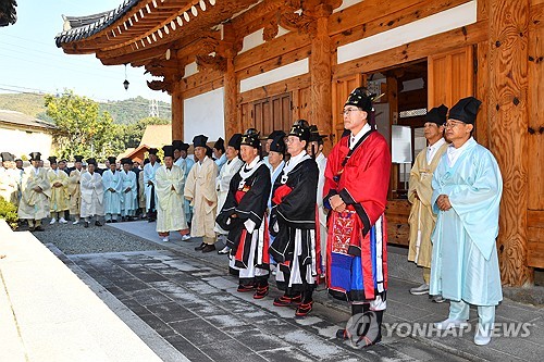 (울산=연합뉴스) 29일 울산 울주군 웅촌면 두복동천로 석계서원에서 '2025년 충숙공 이예 선생 추모향제'가 열렸다. 이예 선생은 조선 초기 대일 통신사로 외교 활동을 펼쳤다. 40여 회에 걸쳐 일본에 파견돼 조선 포로 667명을 데려오고 삼포조약 체결에 큰 역할을 했다. 2010년 외교부가 '외교를 빛낸 올해의 인물'로 선정되기도 했다. 2025.10.29 [울주군 제공.재판매 및 DB 금지] young@yna.co.kr