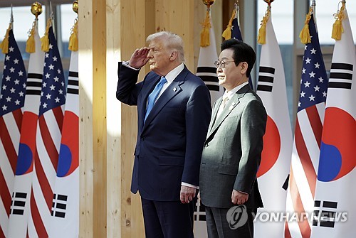 (경주=연합뉴스) 한상균 기자 = 도널드 트럼프 미국 대통령이 29일 경북 경주박물관에서 열린 공식 환영식에서 거수경례하고 있다. 오른쪽은 이재명 대통령. 2025.10.29 [대통령실통신사진기자단] xyz@yna.co.kr