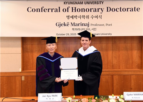 경남대, '평화 전파' 잭 마리나이 시인에 명예 문학박사 학위