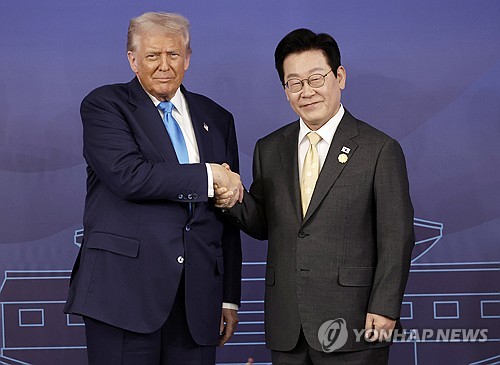 (경주=연합뉴스) 한상균 기자 = 이재명 대통령과 도널드 트럼프 미국 대통령이 29일 경북 경주박물관에서 한미 정상회담 기념촬영을 하고 있다. 2025.10.29 [대통령실통신사진기자단] xyz@yna.co.kr