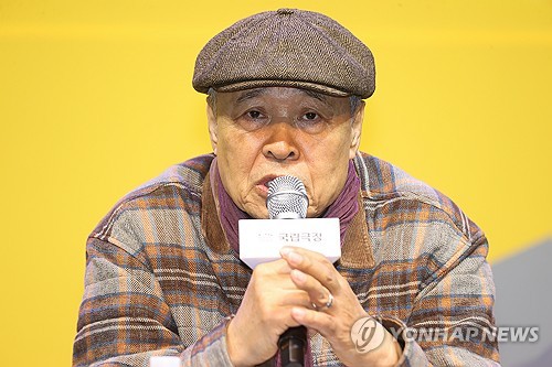 (서울=연합뉴스) 류효림 기자 = 손진책 연출이 29일 서울 중구 국립극장 하늘극장에서 열린 국립극장 마당놀이 '홍길동이 온다' 기자간담회에서 인사말을 하고 있다. 2025.10.29 ryousanta@yna.co.kr