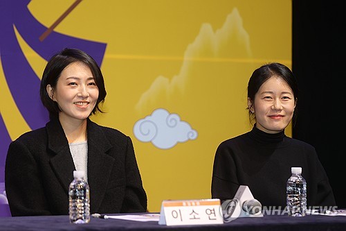 (서울=연합뉴스) 류효림 기자 = 소리꾼 이소연(왼쪽), 김율희가 29일 서울 중구 국립극장 하늘극장에서 열린 국립극장 마당놀이 '홍길동이 온다' 기자간담회에서 인사말을 하고 있다. 2025.10.29 ryousanta@yna.co.kr