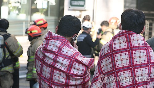 [현장] "비상구에 연기 가득" 창원 오피스텔 전기차 화재에 가슴 '철렁'