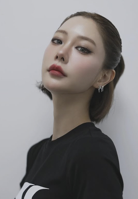 클라라, 이혼 후 첫 심경 "축복과 긍정 가득하길"[SCin스타]