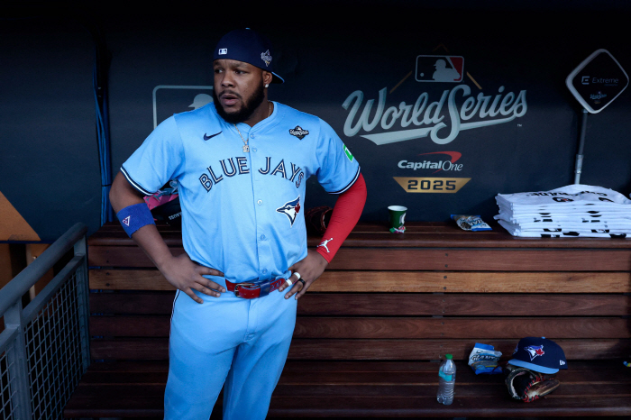 '야구의 신'도 실투를 던지는구나...역시 블게주! 오타니 상대 역전 투런포 작렬...지친 토론토에 '심폐소생'