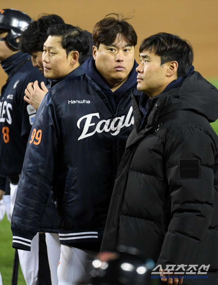 가을엔 '평범한 투수'였는데.. RYU, PS 통산 1승4패 ERA 5.23 → 명예회복 기회, 와도 불안하다