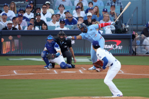 '18이닝' 뛰고 '93구' 던진 오타니, 게레로에 투런포 얻어맞고 6이닝 6K 4실점...WS 첫 등판서 패전 LAD 2-6 TOR