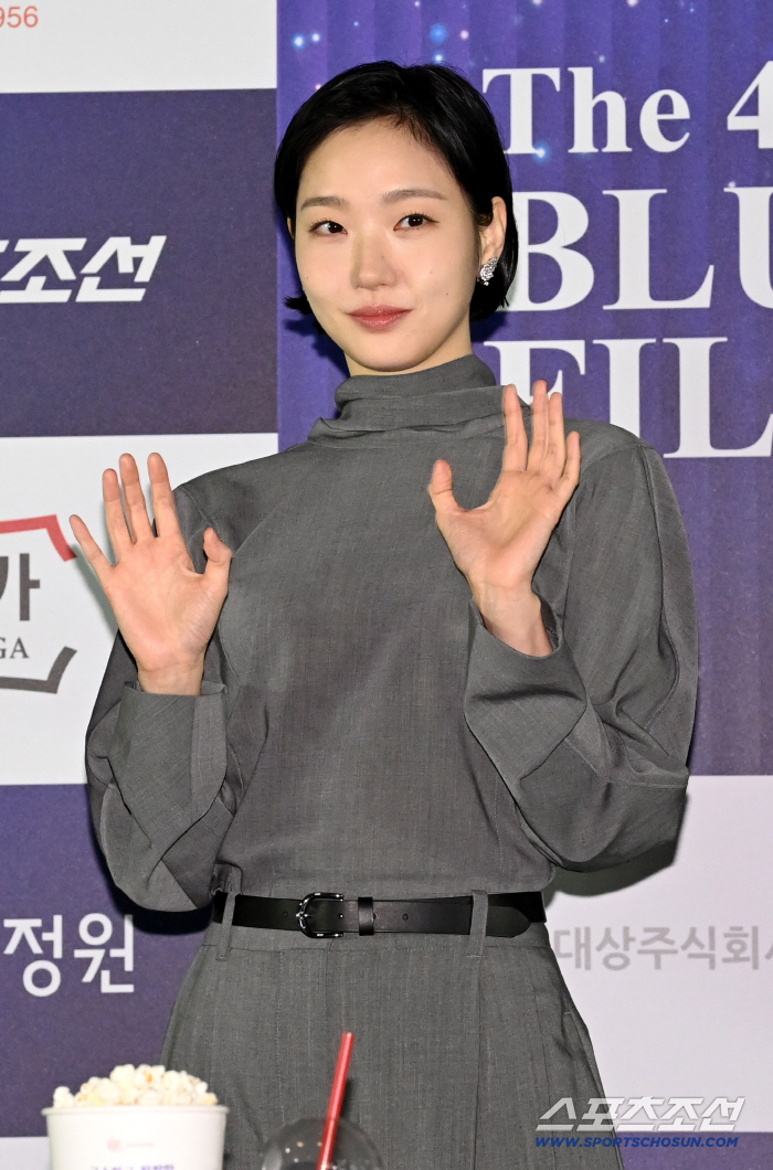'청룡 핸드프린팅' 김고은 "전도연과 '자백의 대가'로 십여 년 만에 재회, 가장 큰 관전포인트"
