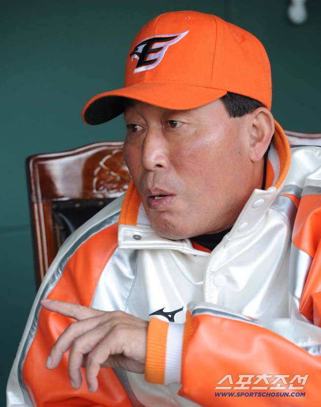 "김서현, 팔 스윙을 바꿔야…" 78세 국민감독의 애정가득 조언. 벽에 …