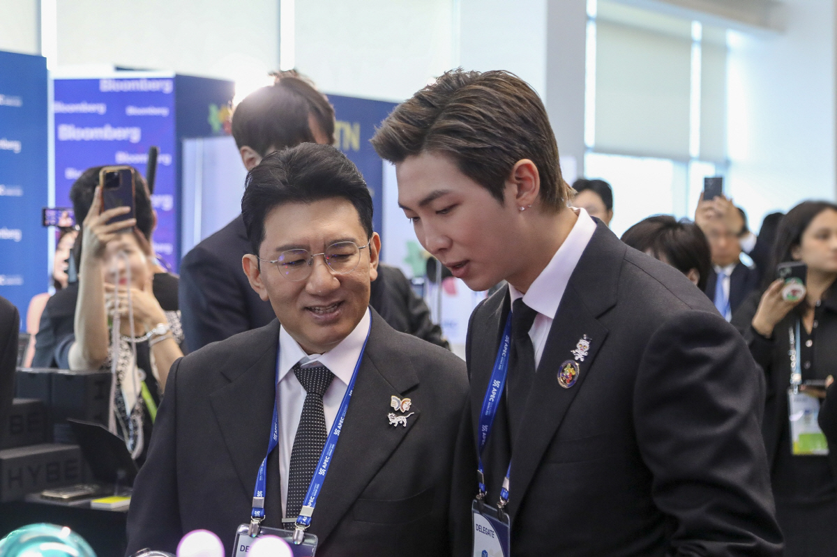 방시혁 하이브 의장·BTS RM, APEC CEO서밋 개회식 참석後 하이…