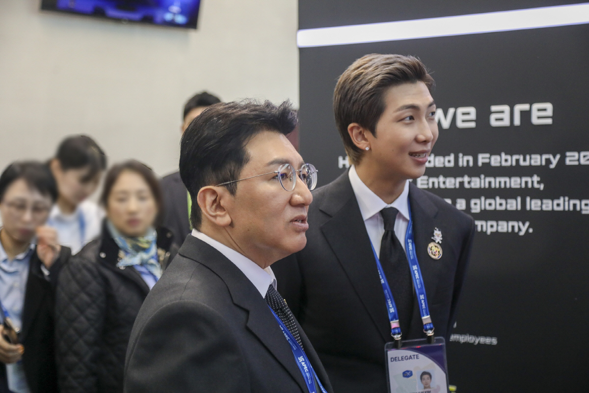 방시혁 하이브 의장·BTS RM, APEC CEO서밋 개회식 참석後 하이…