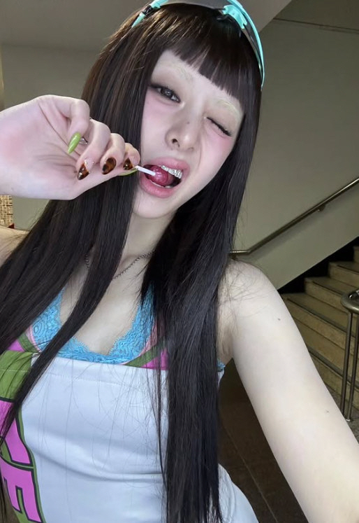 “눈썹 실종?” 르세라핌 허윤진, 파격 메이크업에 팬들 깜짝[SCin스타…