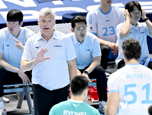 갑자기 불붙은 대한항공 불법 유니폼 파동...규정 위반 아닌데 제재금 부과, 도대체 무슨 일이?