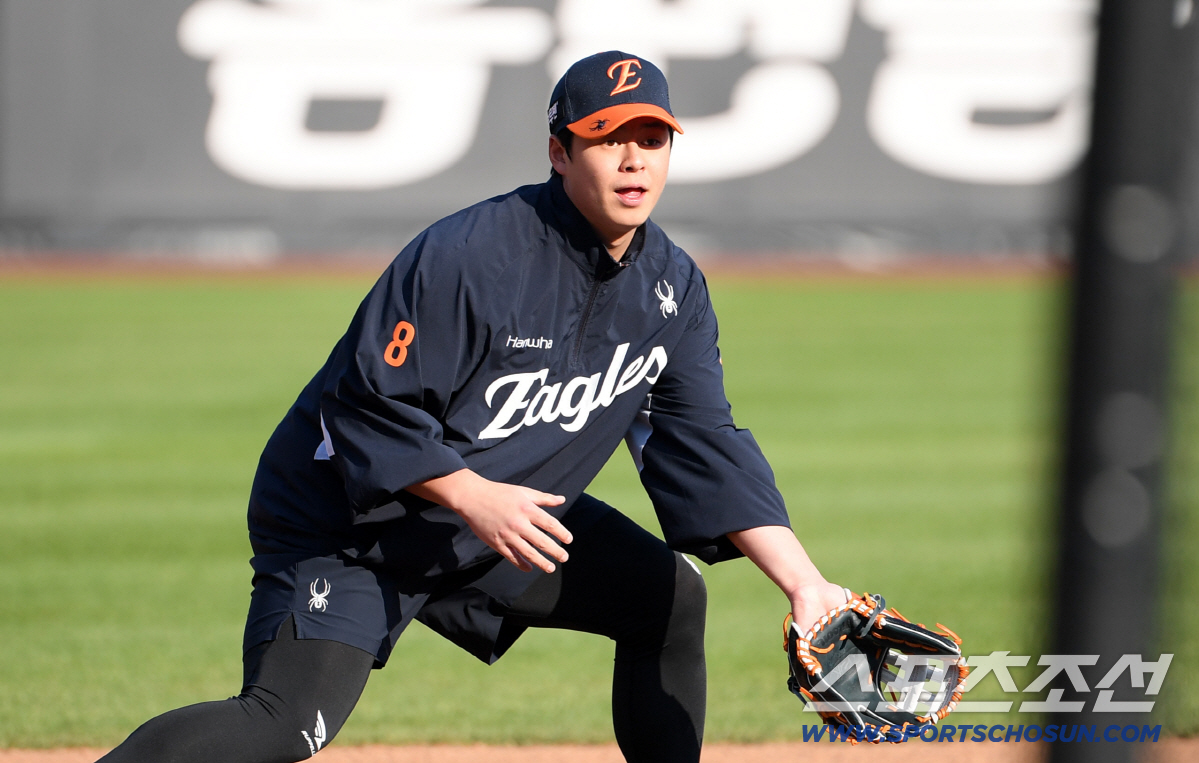 '멘털 갑' 지난 두 경기 실책 잊은 3루수 노시환, 안방에서는 다르다[…