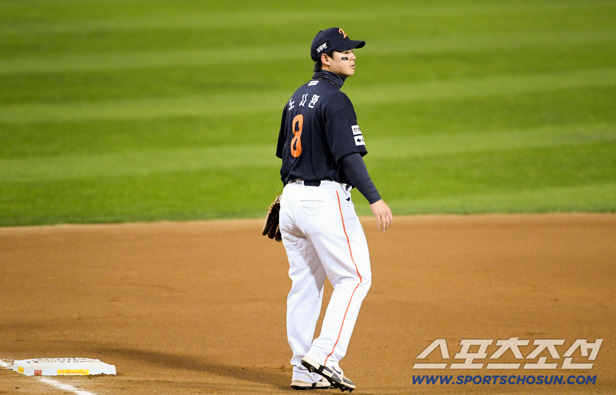 '멘털 갑' 지난 두 경기 실책 잊은 3루수 노시환, 안방에서는 다르다[…