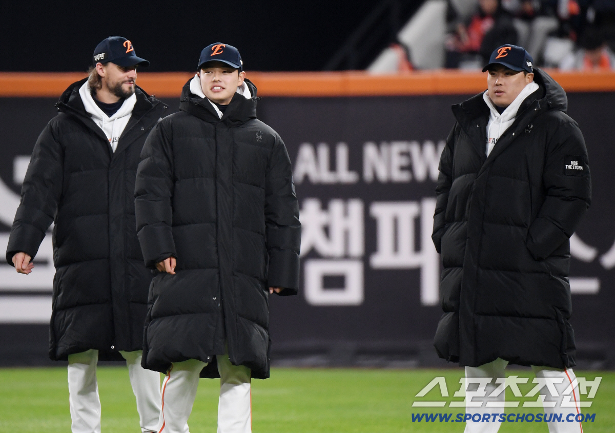 [포토] 문동주 와이스 류현진 '오늘은 꼭 승리를...'