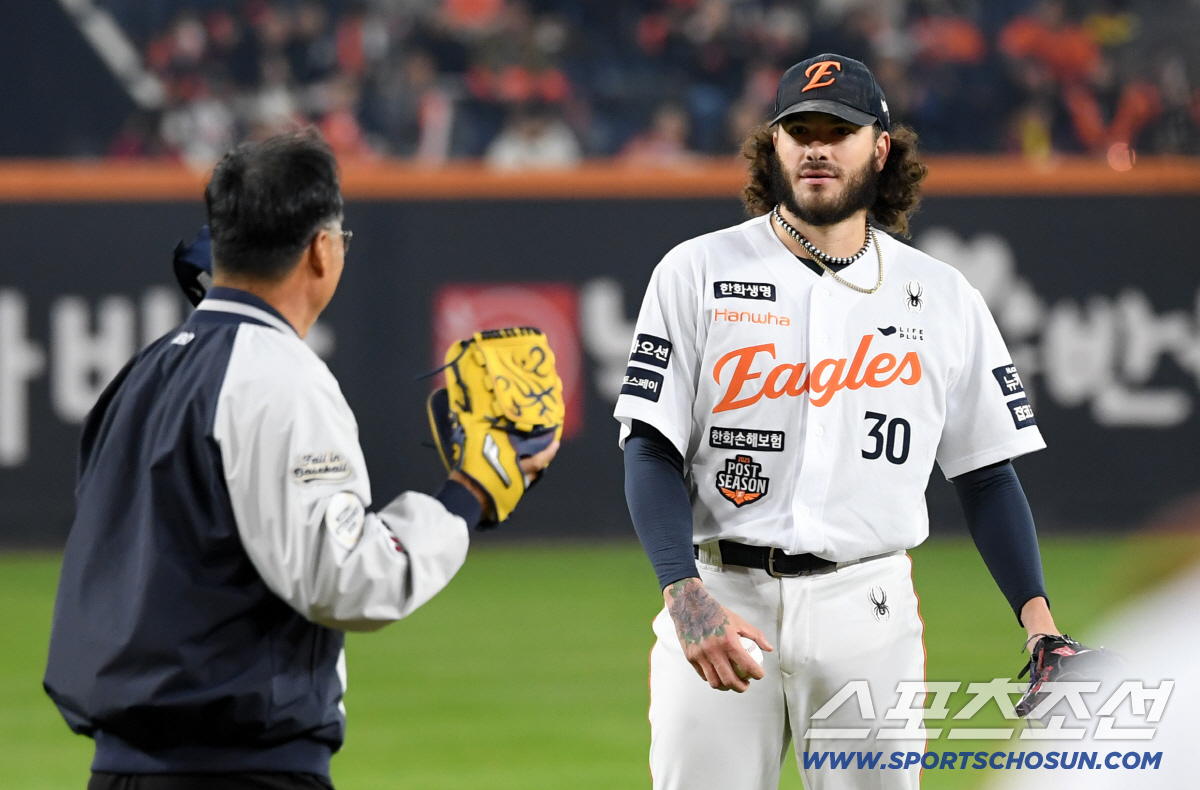 [포토] 폰세-구대성 '레전드 예우'