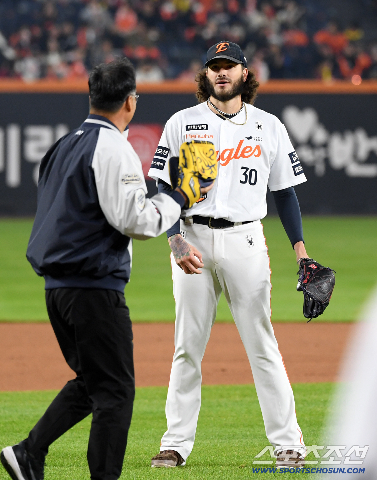 [포토] 폰세-구대성 '우승 기운 전달'
