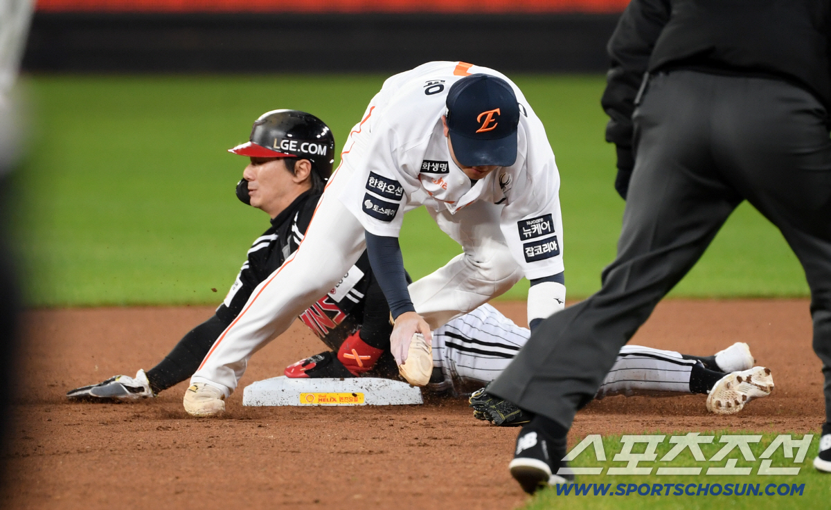 [포토] 신민재-이도윤 '희비 교차'