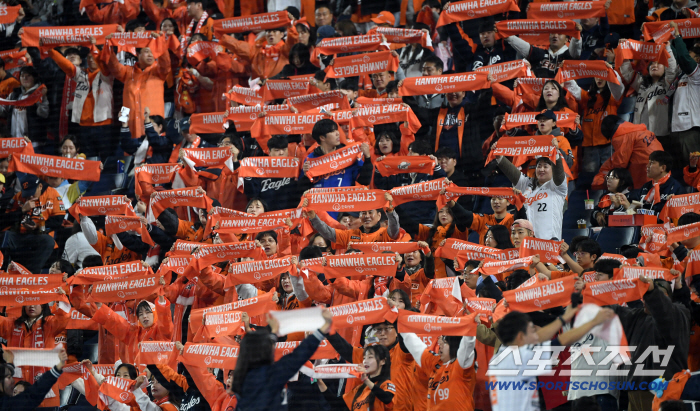 오늘도 다 팔렸어유~ 암표는 몇 장일까.. 가을야구 직관 30만명 넘었다! → 대전 1만6750명 만원사례 [KS3]