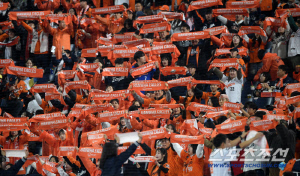 오늘도 다 팔렸어유~ 암표는 몇 장일까.. 가을야구 직관 30만명 넘었다! → 대전 1만6750명 만원사례 [KS3]