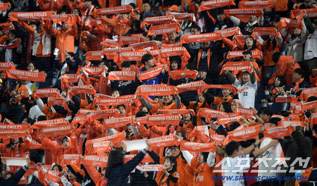 오늘도 다 팔렸어유~ 암표는 몇 장일까.. 가을야구 직관 30만명 넘었다…