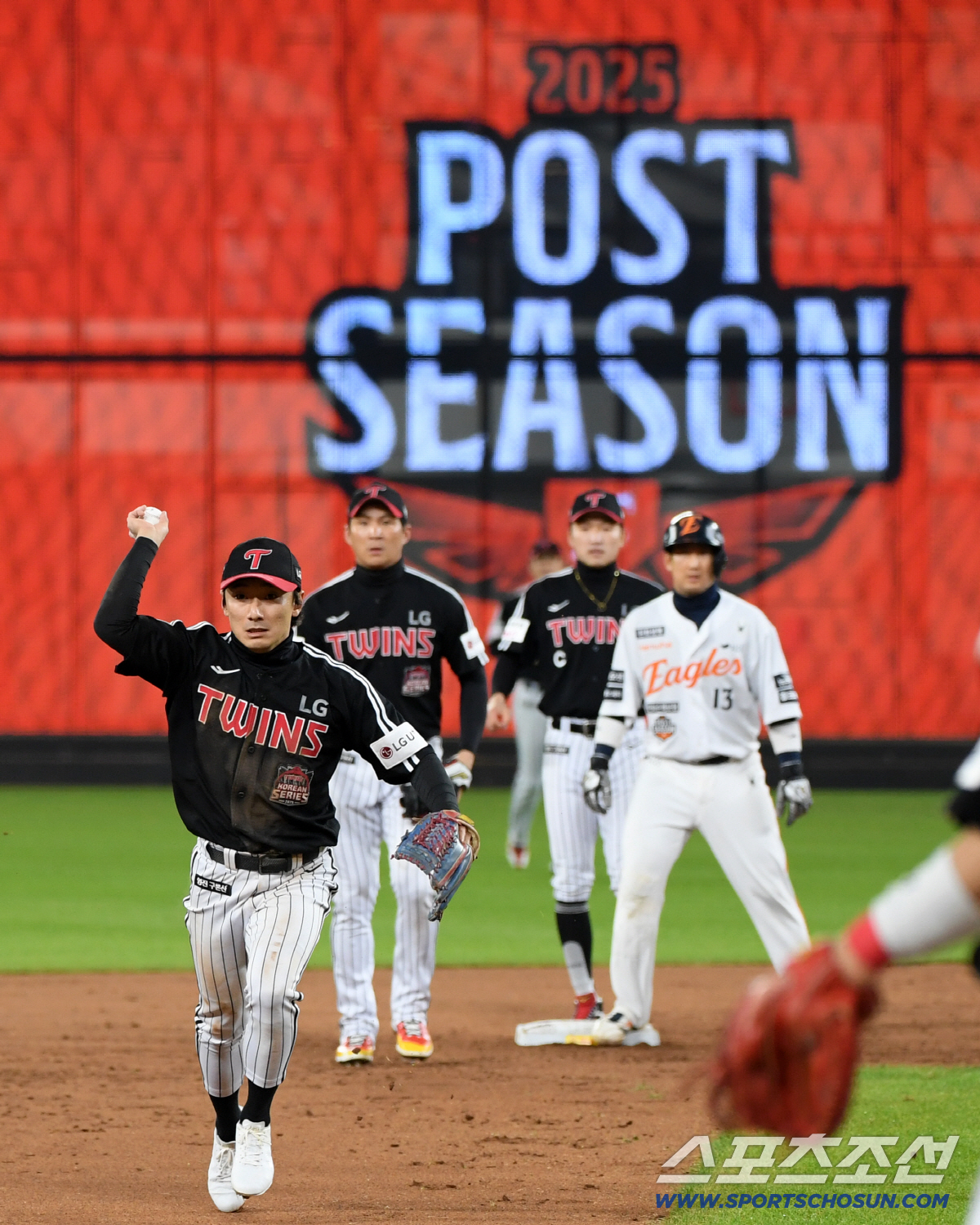 [포토] 오지환-신민재 '수비로 끝낸 위기'