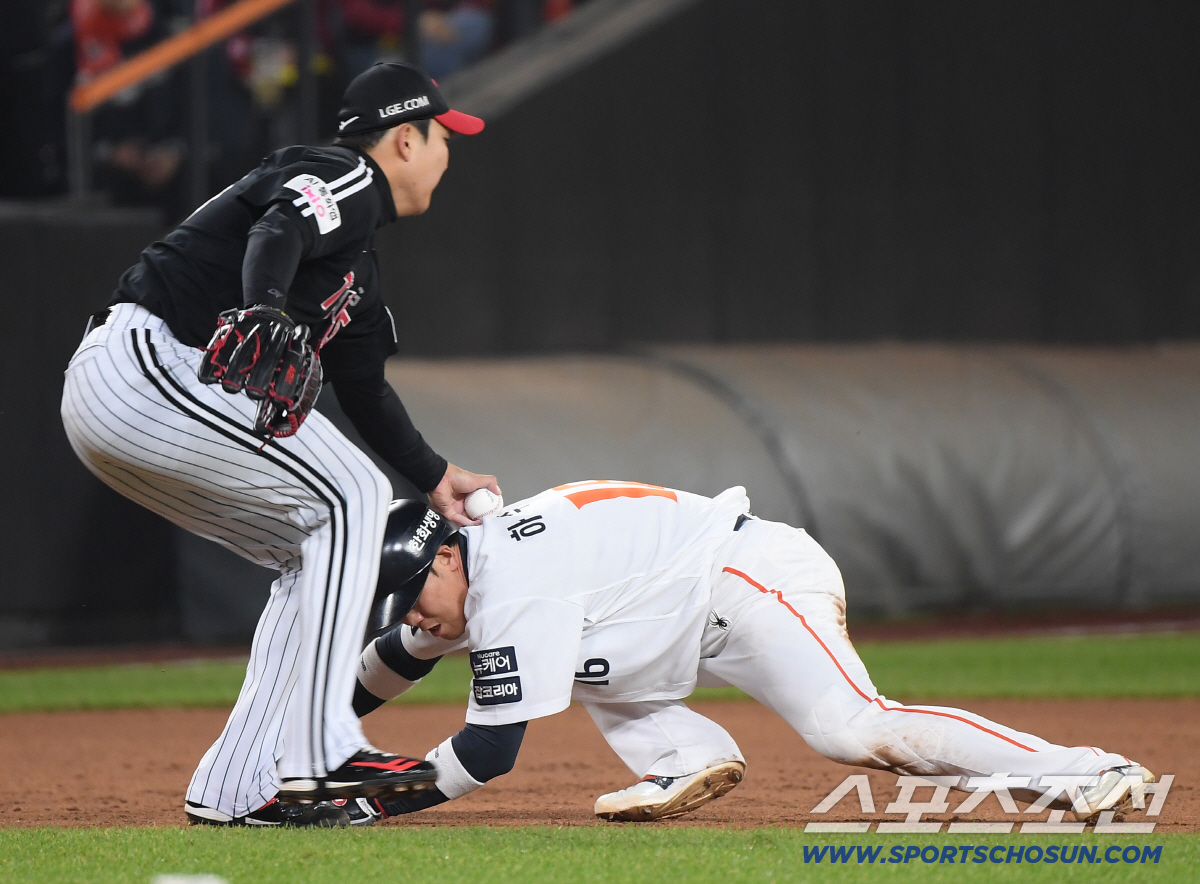 인필드 선언 왜 안했나? '심판 판단 절대적' → 오지환의 천재적 트릭 …
